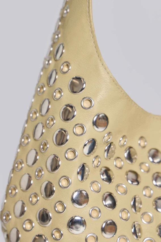 Osmium leren tas met studs in crème