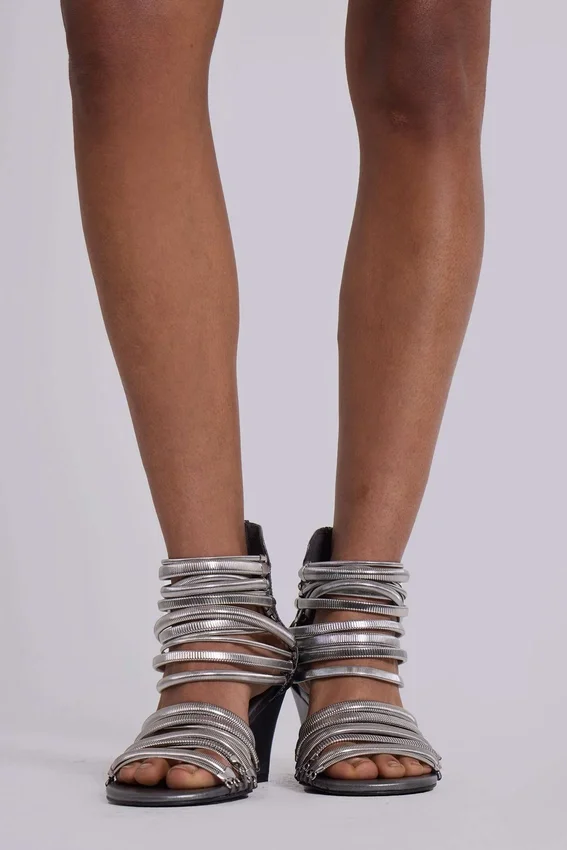 Oxara sandalen met sleehak en slangenketting