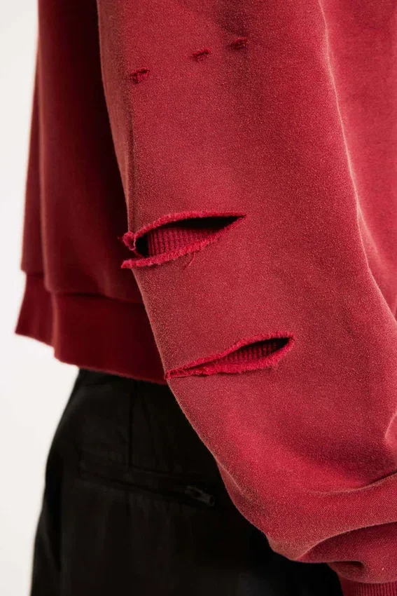 Rode, door de zon verbleekte hoodie met rits en wafelvoering