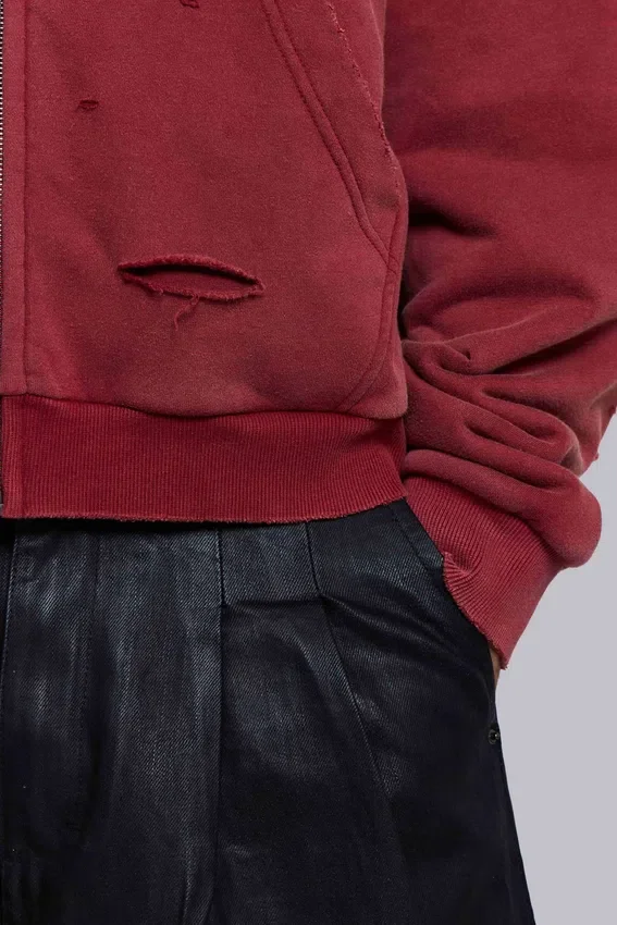 Rode, door de zon verbleekte hoodie met rits en wafelvoering