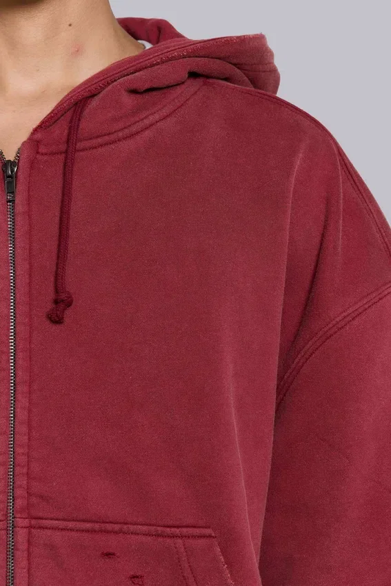 Rode, door de zon verbleekte hoodie met rits en wafelvoering