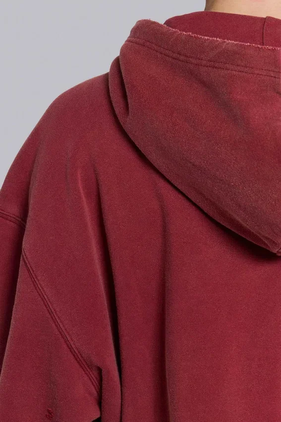 Rode, door de zon verbleekte hoodie met rits en wafelvoering