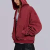 Rode, door de zon verbleekte hoodie met rits en wafelvoering
