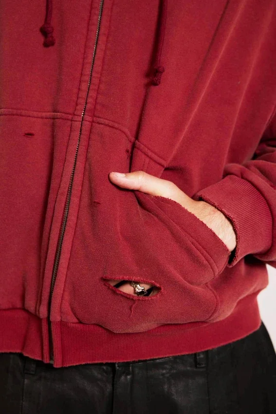 Rode, door de zon verbleekte hoodie met rits en wafelvoering