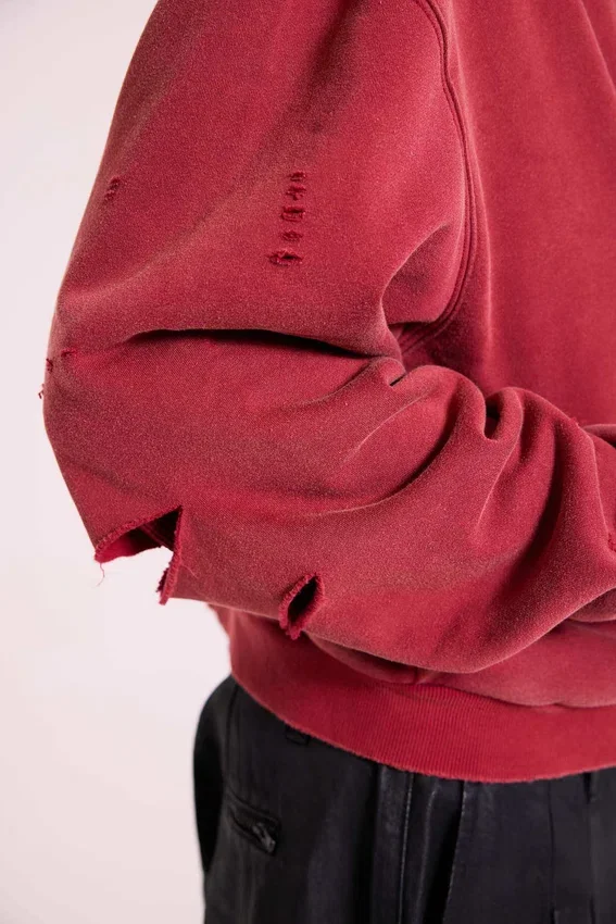 Rode, door de zon verbleekte hoodie met rits en wafelvoering