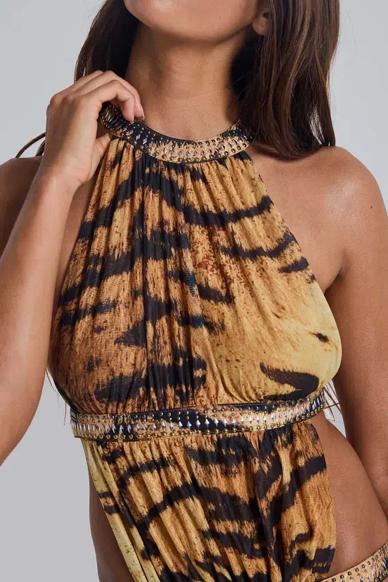 Saffra maxi-jurk met uitsnijdingen in tijgerprint