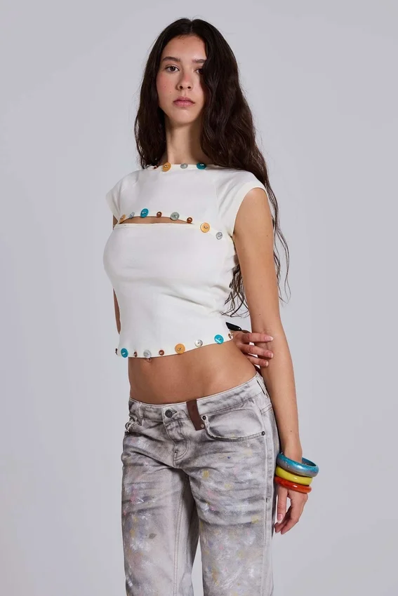 Solira top met knoopjes en uitsnijdingen