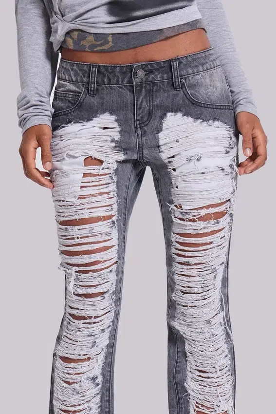 Zain Shredded Bootcut-Jeans in grijs